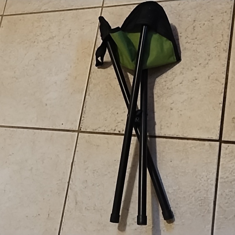 Green and Black 3 Leg Folding Stool - Picture 13 of 13